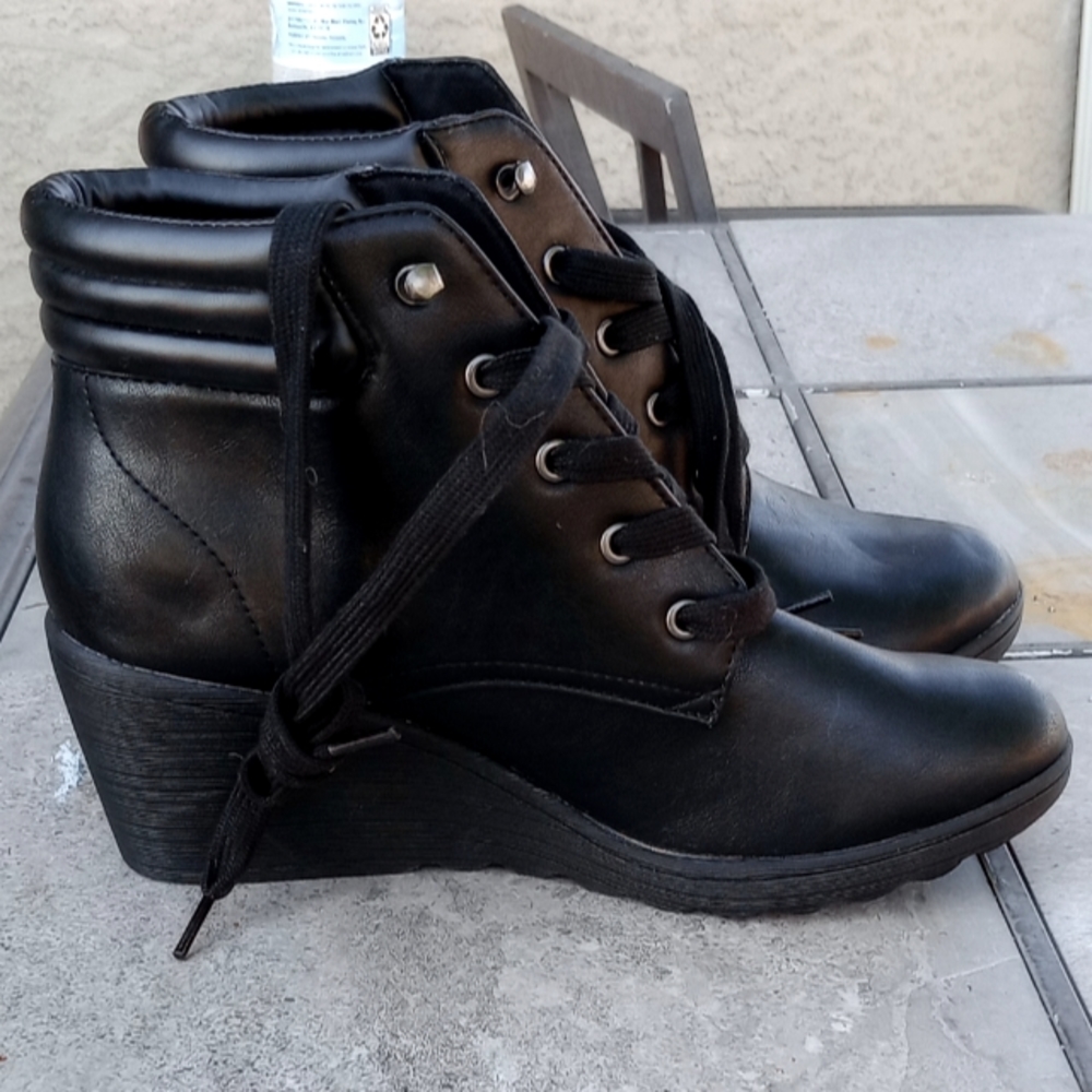 Black leather bongo leather boots